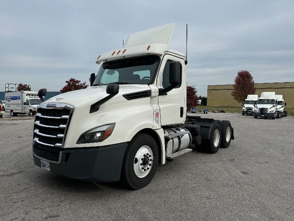 2018 Freightliner Cascadia 126" Day cab photo 3