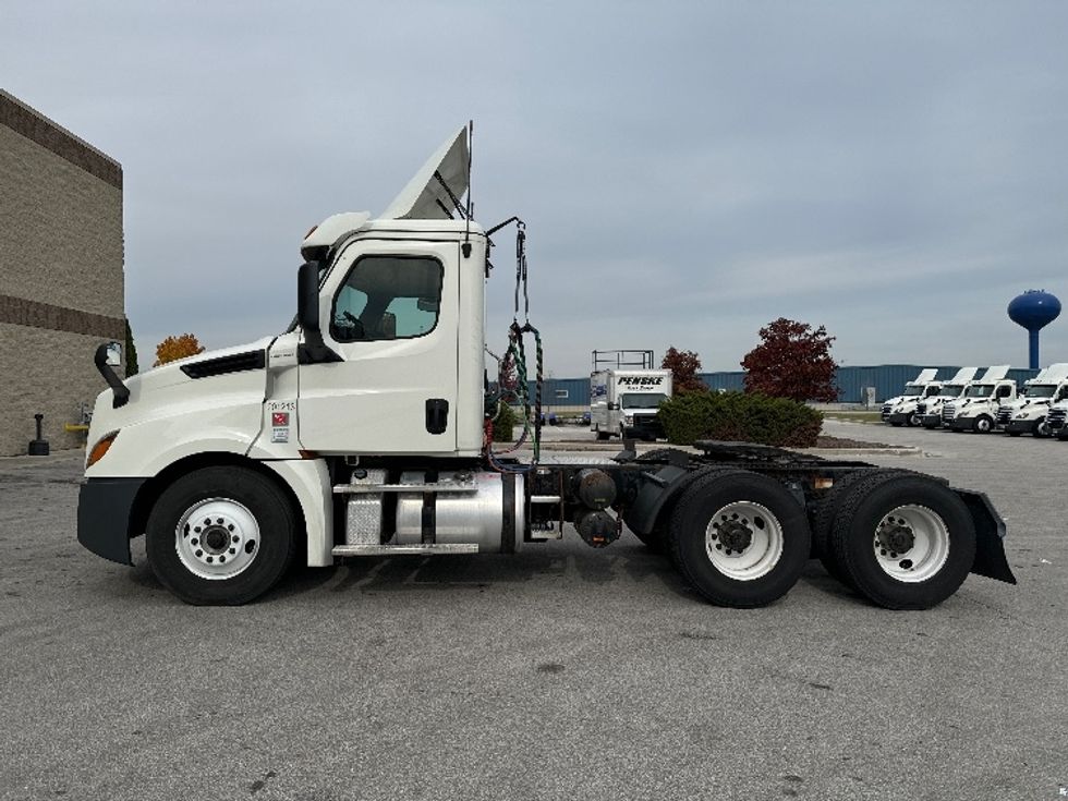 2018 Freightliner Cascadia 126" Day cab photo 4