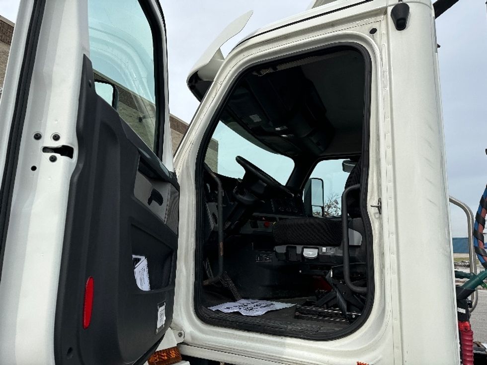 2018 Freightliner Cascadia 126" Day cab photo 9
