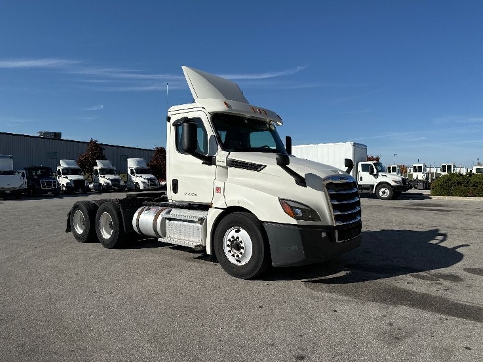 Day Cab Tractor-Heavy Duty Tractors-Freightliner-2018-T12664ST-Milwaukee-WI-494,600\n\t\tmiles-$ 42,250 - Image 1