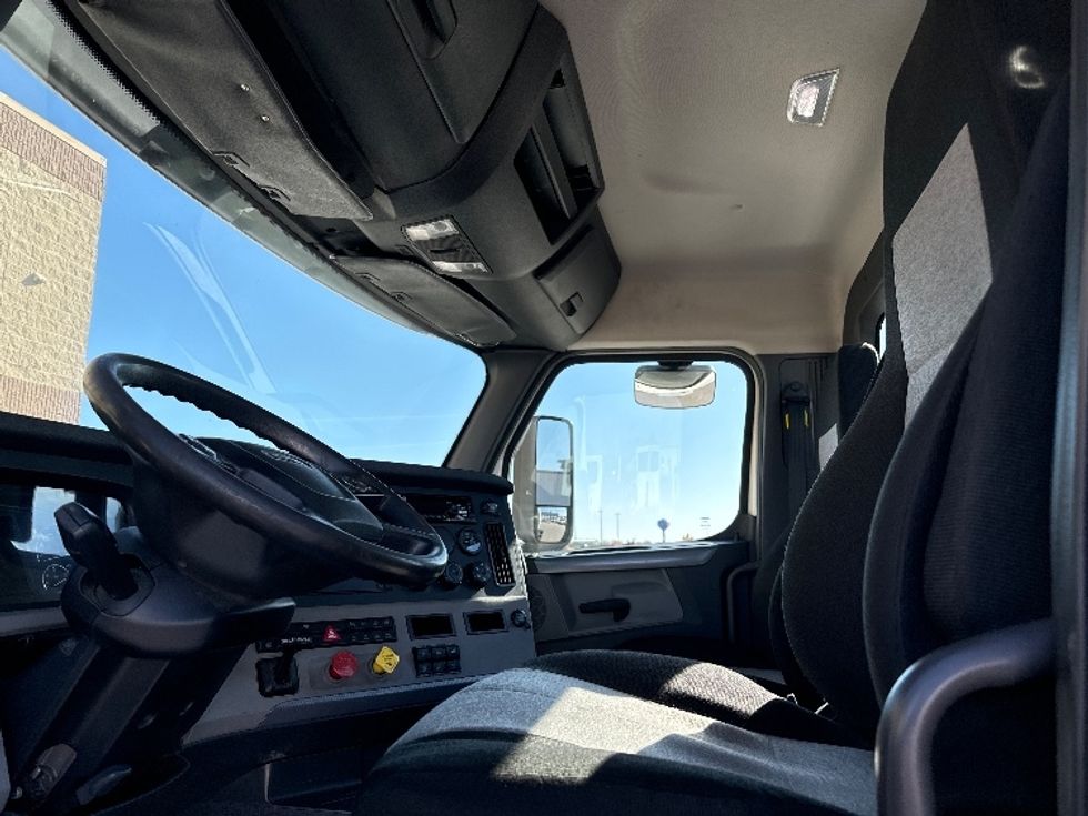 Day Cab Tractor-Heavy Duty Tractors-Freightliner-2018-T12664ST-Milwaukee-WI-494,600\n\t\tmiles-$ 42,250 - Image 10