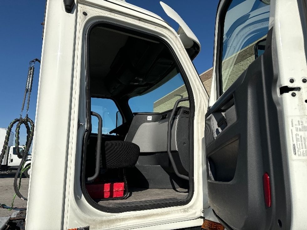 Day Cab Tractor-Heavy Duty Tractors-Freightliner-2018-T12664ST-Milwaukee-WI-494,600\n\t\tmiles-$ 42,250 - Image 12