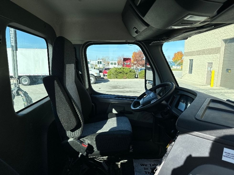 Day Cab Tractor-Heavy Duty Tractors-Freightliner-2018-T12664ST-Milwaukee-WI-494,600\n\t\tmiles-$ 42,250 - Image 14