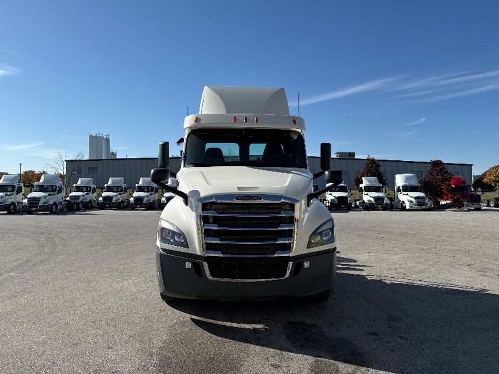 Day Cab Tractor-Heavy Duty Tractors-Freightliner-2018-T12664ST-Milwaukee-WI-494,600\n\t\tmiles-$ 42,250 - Image 2