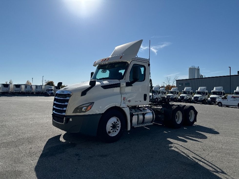 Day Cab Tractor-Heavy Duty Tractors-Freightliner-2018-T12664ST-Milwaukee-WI-494,600\n\t\tmiles-$ 42,250 - Image 3