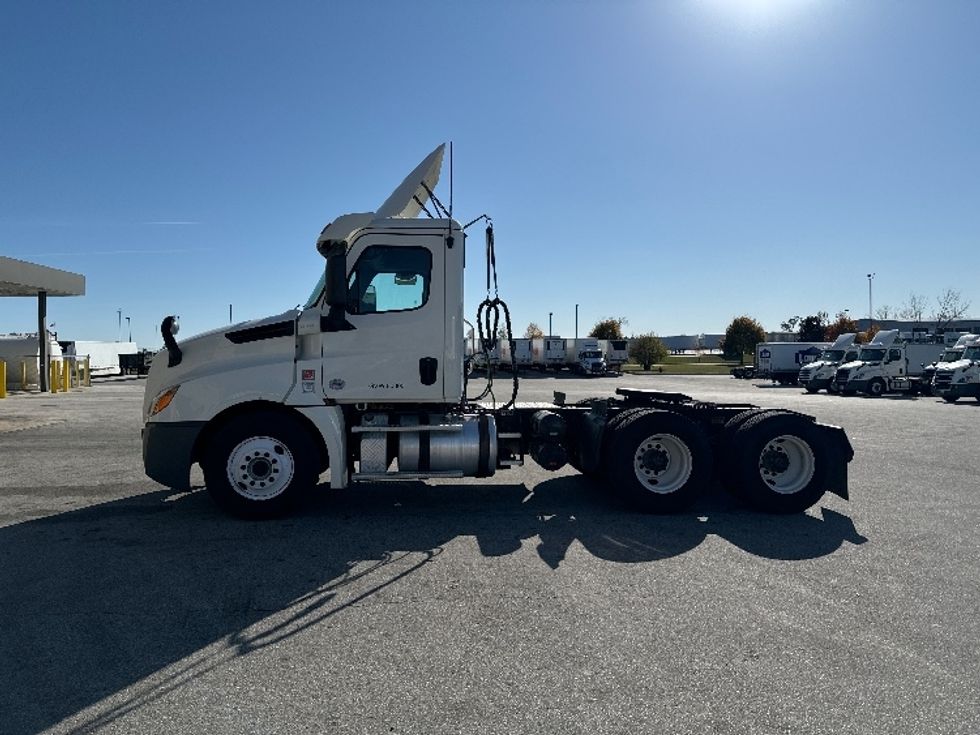Day Cab Tractor-Heavy Duty Tractors-Freightliner-2018-T12664ST-Milwaukee-WI-494,600\n\t\tmiles-$ 42,250 - Image 4