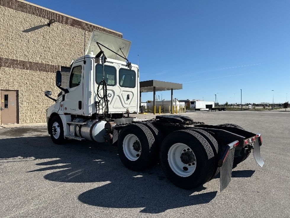Day Cab Tractor-Heavy Duty Tractors-Freightliner-2018-T12664ST-Milwaukee-WI-494,600\n\t\tmiles-$ 42,250 - Image 5
