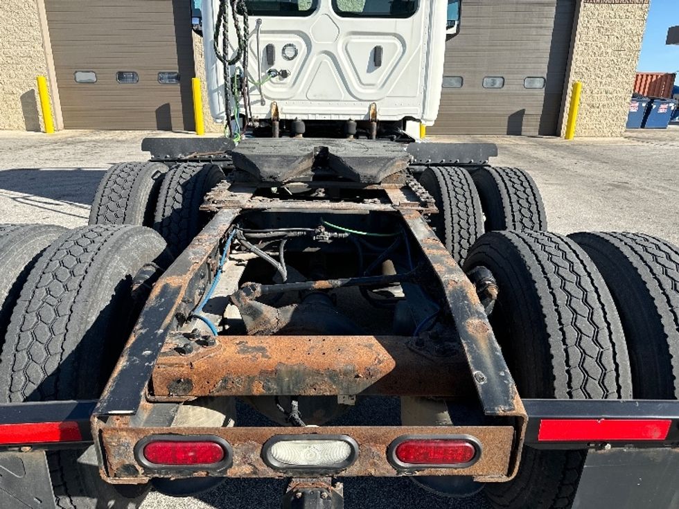 Day Cab Tractor-Heavy Duty Tractors-Freightliner-2018-T12664ST-Milwaukee-WI-494,600\n\t\tmiles-$ 42,250 - Image 6