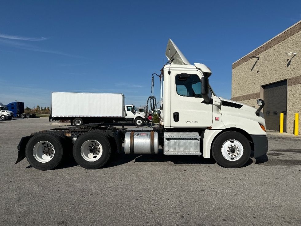 Day Cab Tractor-Heavy Duty Tractors-Freightliner-2018-T12664ST-Milwaukee-WI-494,600\n\t\tmiles-$ 42,250 - Image 8