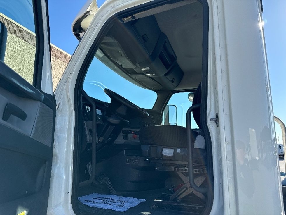 Day Cab Tractor-Heavy Duty Tractors-Freightliner-2018-T12664ST-Milwaukee-WI-494,600\n\t\tmiles-$ 42,250 - Image 9