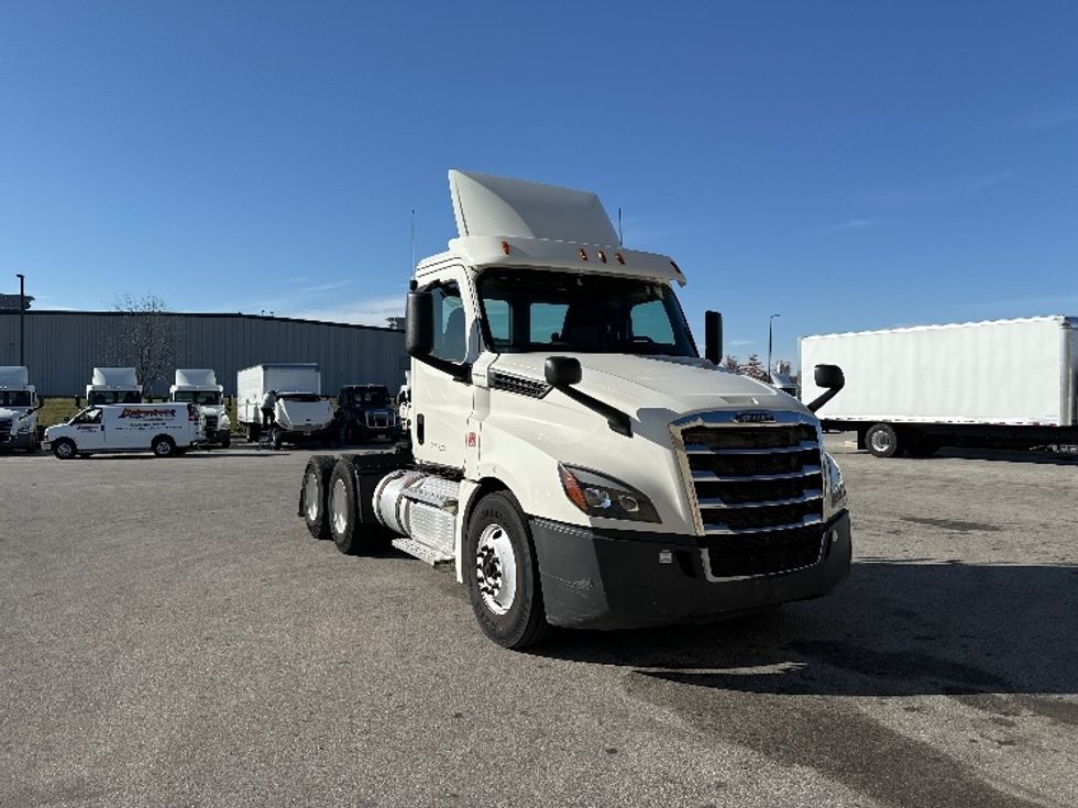Day Cab Tractor-Heavy Duty Tractors-Freightliner-2018-T12664ST-Milwaukee-WI-497,371\n\t\tmiles-$ 42,000 - Image 1