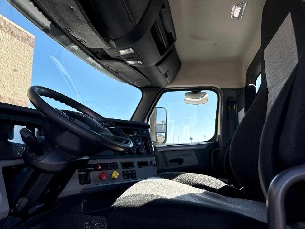Day Cab Tractor-Heavy Duty Tractors-Freightliner-2018-T12664ST-Milwaukee-WI-497,371\n\t\tmiles-$ 42,000 - Image 10