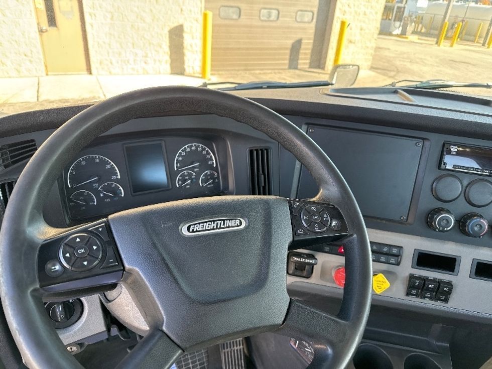 Day Cab Tractor-Heavy Duty Tractors-Freightliner-2018-T12664ST-Milwaukee-WI-497,371\n\t\tmiles-$ 42,000 - Image 11