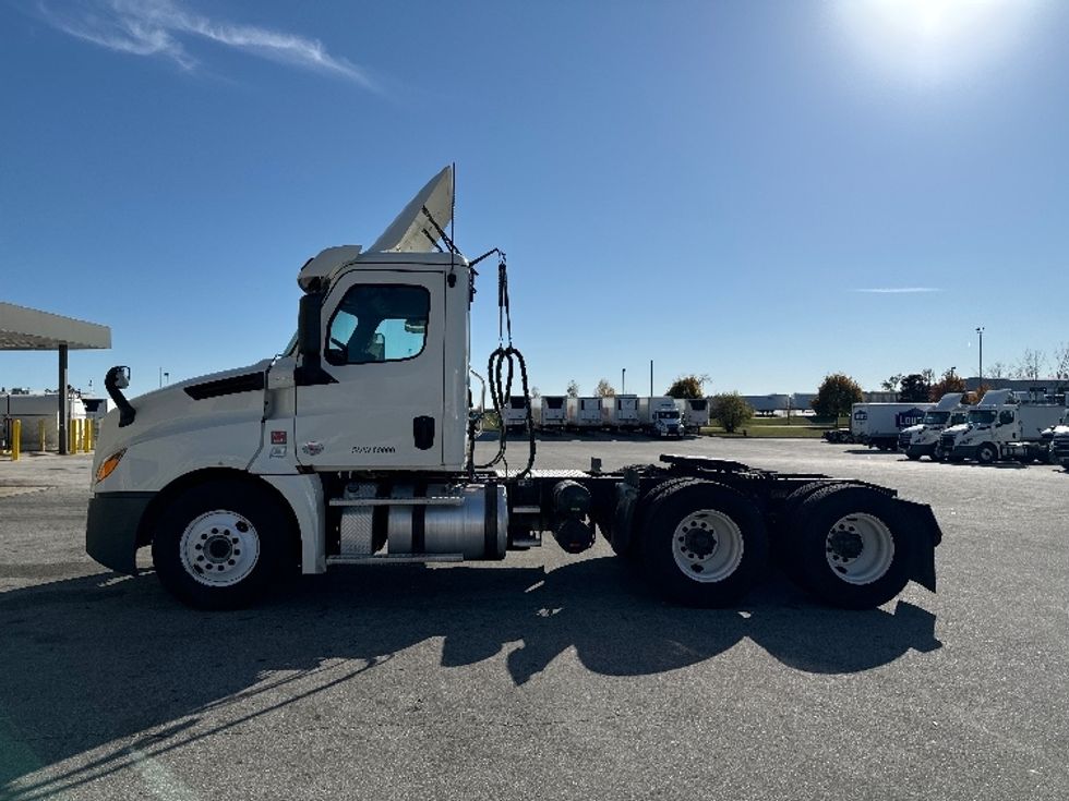 Day Cab Tractor-Heavy Duty Tractors-Freightliner-2018-T12664ST-Milwaukee-WI-497,371\n\t\tmiles-$ 42,000 - Image 4