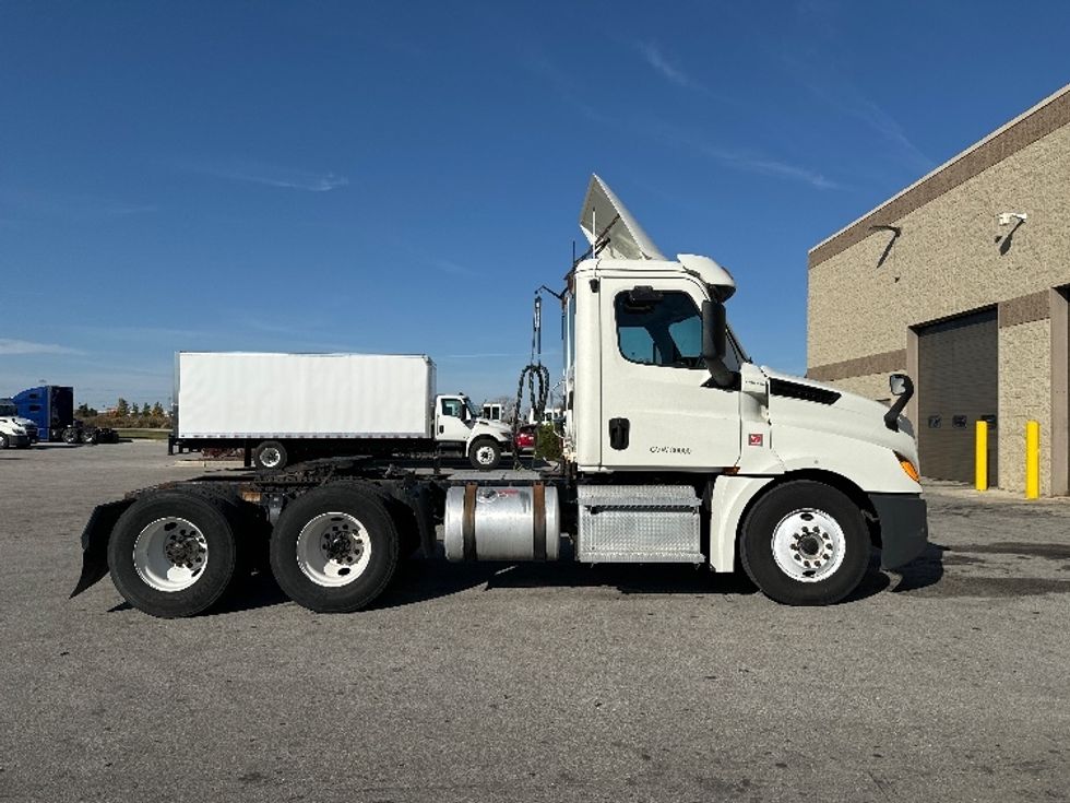Day Cab Tractor-Heavy Duty Tractors-Freightliner-2018-T12664ST-Milwaukee-WI-497,371\n\t\tmiles-$ 42,000 - Image 8