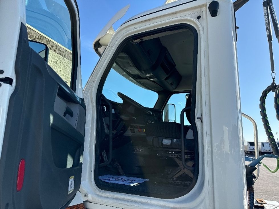 Day Cab Tractor-Heavy Duty Tractors-Freightliner-2018-T12664ST-Milwaukee-WI-497,371\n\t\tmiles-$ 42,000 - Image 9