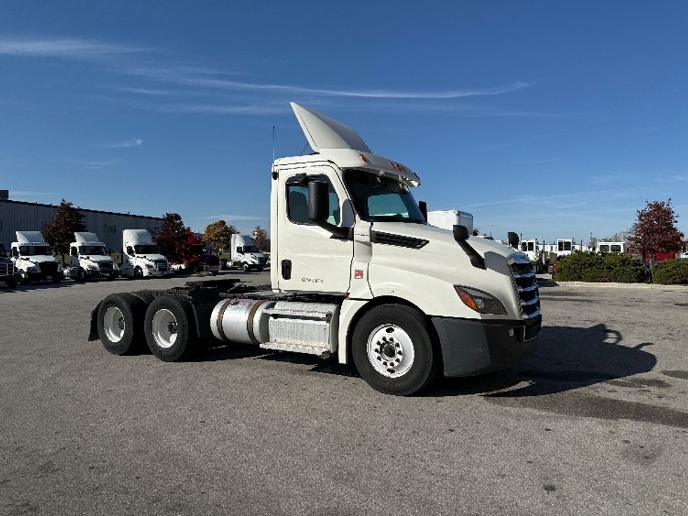 Day Cab Tractor-Heavy Duty Tractors-Freightliner-2018-T12664ST-Milwaukee-WI-501,643\n\t\tmiles-$ 42,250 - Image 1