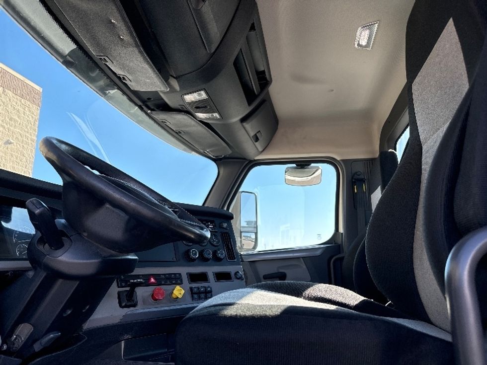 Day Cab Tractor-Heavy Duty Tractors-Freightliner-2018-T12664ST-Milwaukee-WI-501,643\n\t\tmiles-$ 42,250 - Image 10