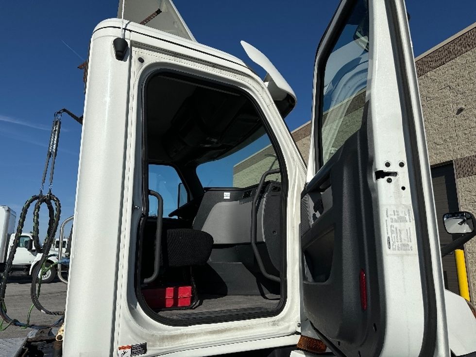 Day Cab Tractor-Heavy Duty Tractors-Freightliner-2018-T12664ST-Milwaukee-WI-501,643\n\t\tmiles-$ 42,250 - Image 12