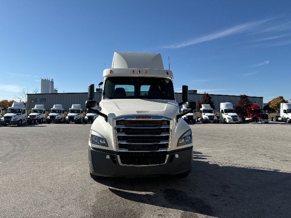 Day Cab Tractor-Heavy Duty Tractors-Freightliner-2018-T12664ST-Milwaukee-WI-501,643\n\t\tmiles-$ 42,250 - Image 2