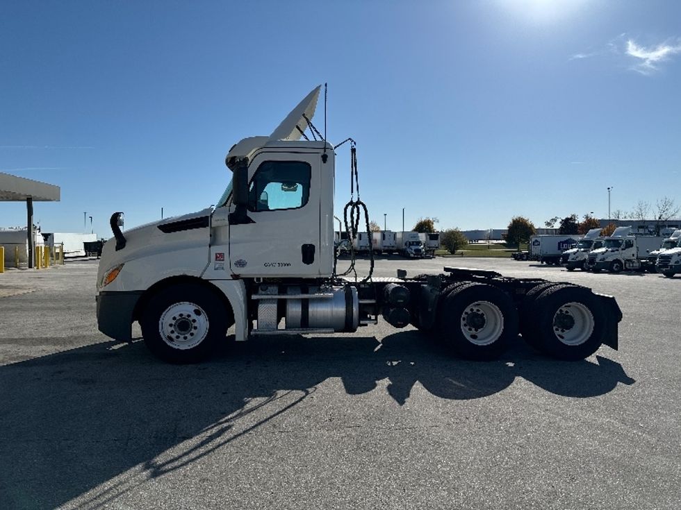 Day Cab Tractor-Heavy Duty Tractors-Freightliner-2018-T12664ST-Milwaukee-WI-501,643\n\t\tmiles-$ 42,250 - Image 4