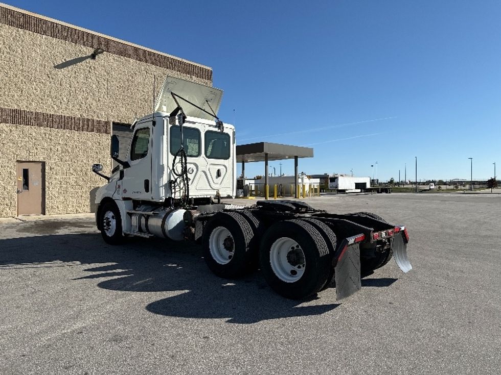 Day Cab Tractor-Heavy Duty Tractors-Freightliner-2018-T12664ST-Milwaukee-WI-501,643\n\t\tmiles-$ 42,250 - Image 5