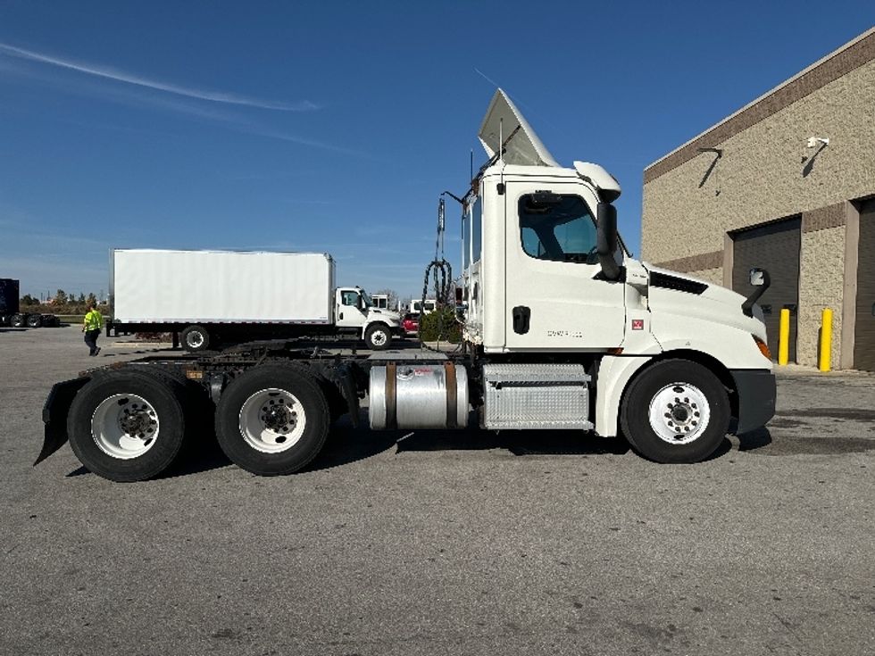 Day Cab Tractor-Heavy Duty Tractors-Freightliner-2018-T12664ST-Milwaukee-WI-501,643\n\t\tmiles-$ 42,250 - Image 8