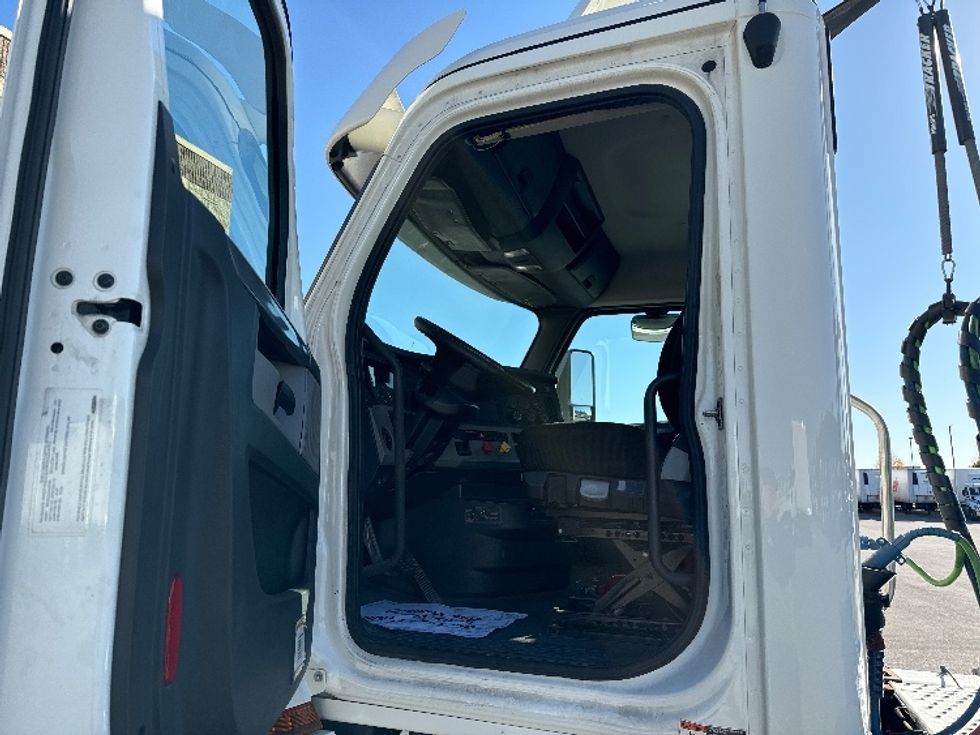 Day Cab Tractor-Heavy Duty Tractors-Freightliner-2018-T12664ST-Milwaukee-WI-501,643\n\t\tmiles-$ 42,250 - Image 9