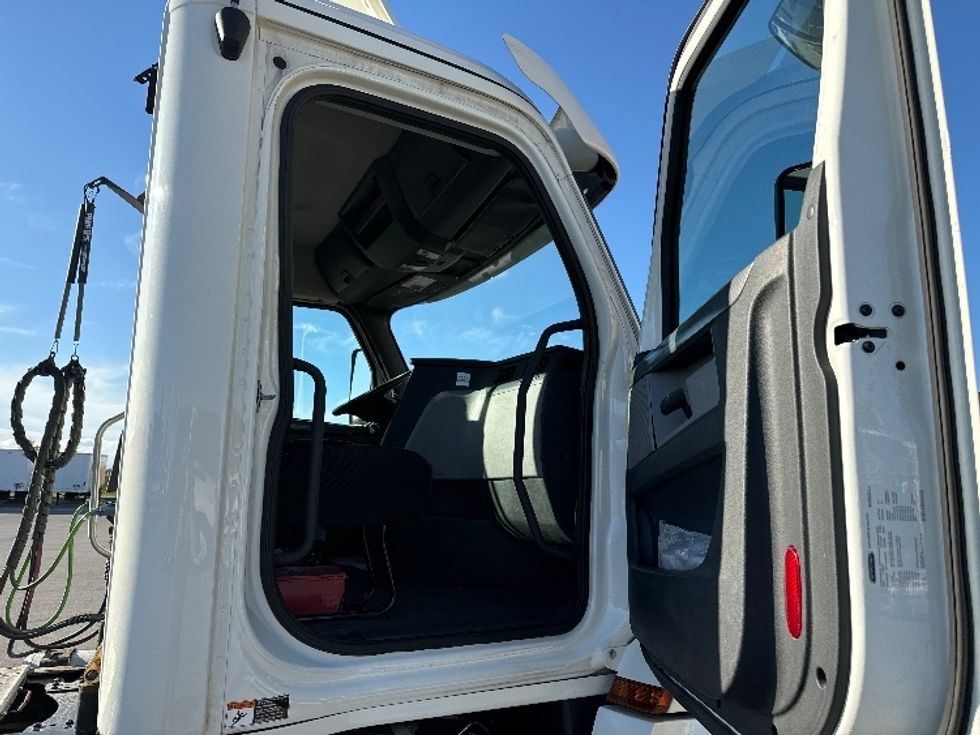 Day Cab Tractor-Heavy Duty Tractors-Freightliner-2018-T12664ST-Milwaukee-WI-503,107\n\t\tmiles-$ 41,500 - Image 10