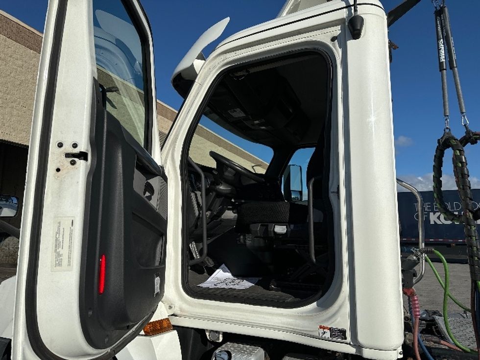 Day Cab Tractor-Heavy Duty Tractors-Freightliner-2018-T12664ST-Milwaukee-WI-503,107\n\t\tmiles-$ 41,500 - Image 8