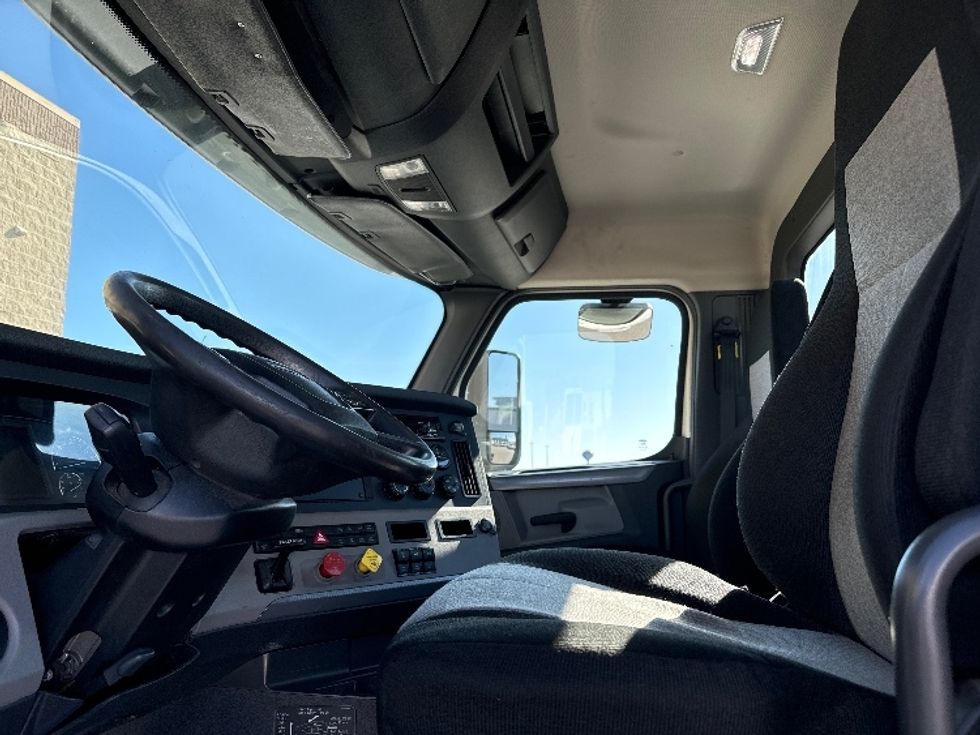 Day Cab Tractor-Heavy Duty Tractors-Freightliner-2018-T12664ST-Milwaukee-WI-503,177\n\t\tmiles-$ 41,500 - Image 10
