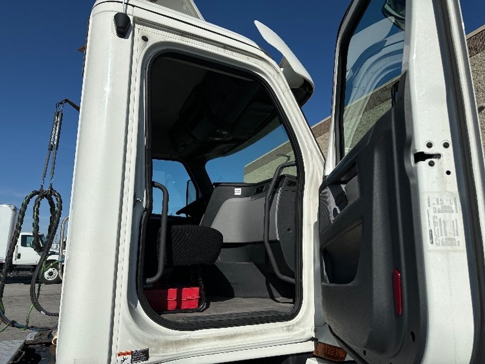 Day Cab Tractor-Heavy Duty Tractors-Freightliner-2018-T12664ST-Milwaukee-WI-503,177\n\t\tmiles-$ 41,500 - Image 12