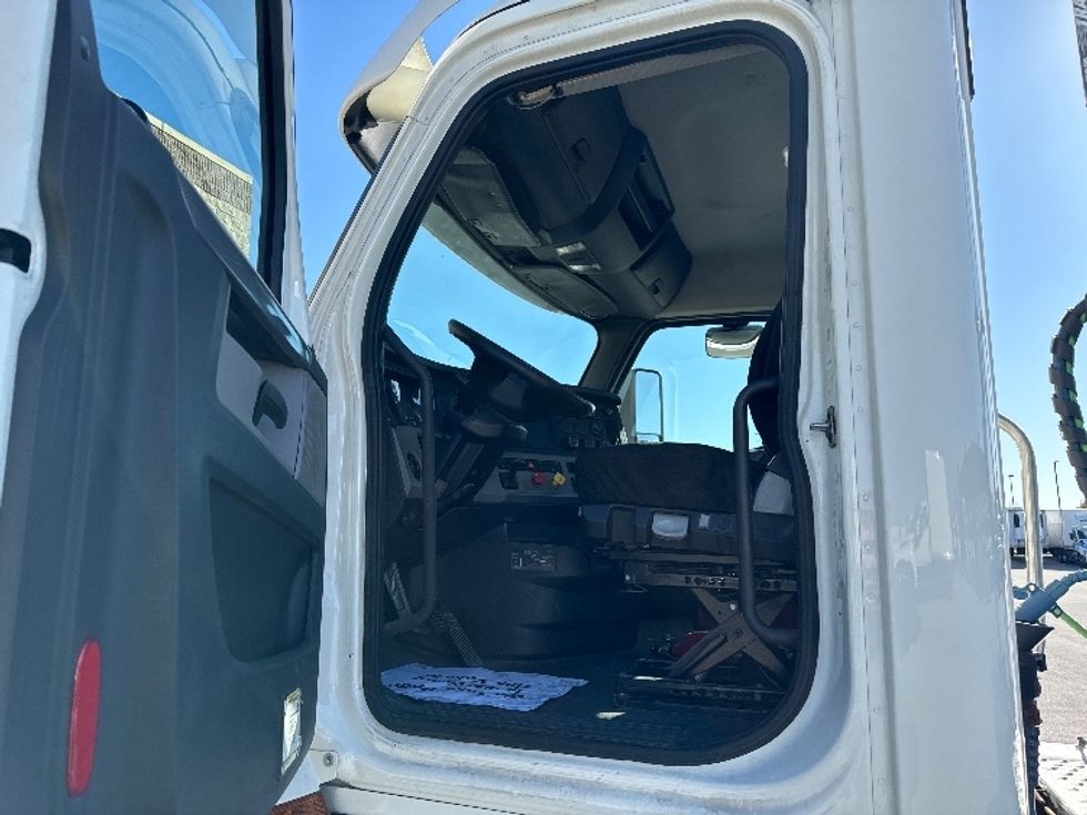 Day Cab Tractor-Heavy Duty Tractors-Freightliner-2018-T12664ST-Milwaukee-WI-503,177\n\t\tmiles-$ 41,500 - Image 9