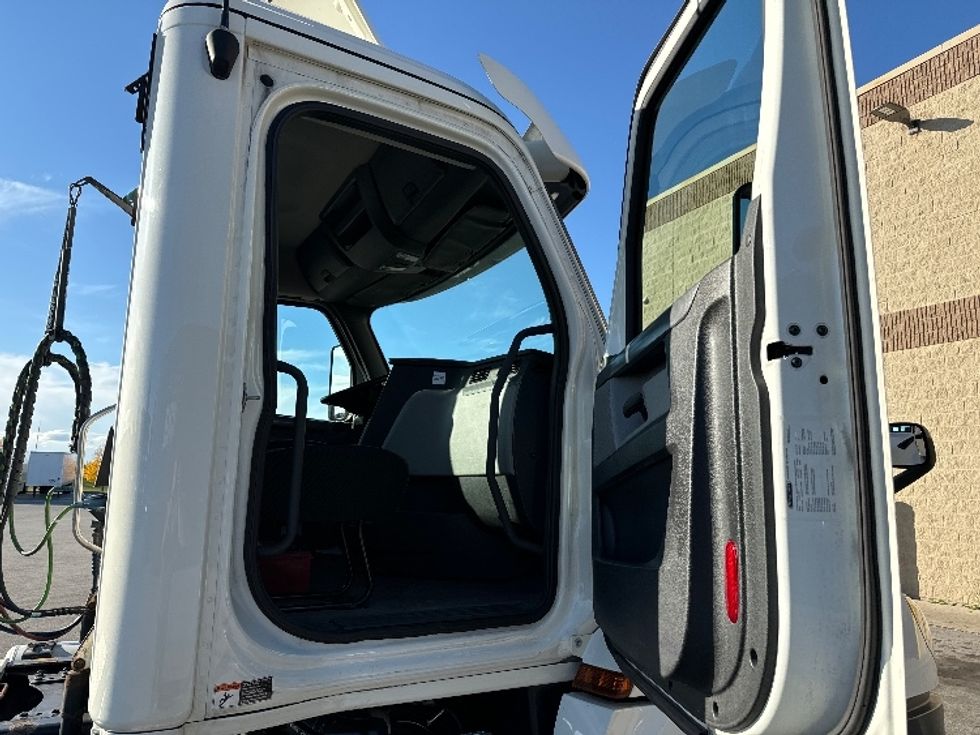 Day Cab Tractor-Heavy Duty Tractors-Freightliner-2018-T12664ST-Milwaukee-WI-504,242\n\t\tmiles-$ 41,250 - Image 11