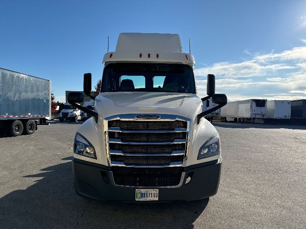 2018 Freightliner Cascadia 126" Day cab photo 2