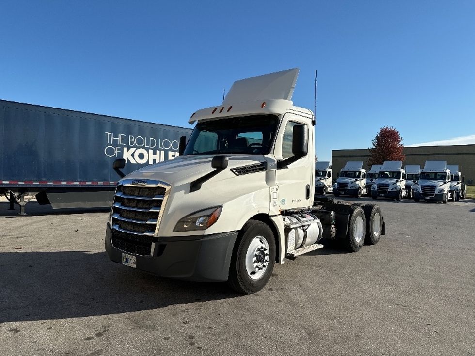 2018 Freightliner Cascadia 126" Day cab photo 3