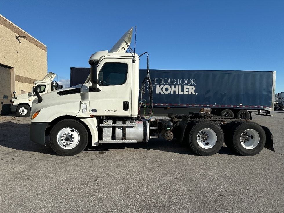 2018 Freightliner Cascadia 126" Day cab photo 4