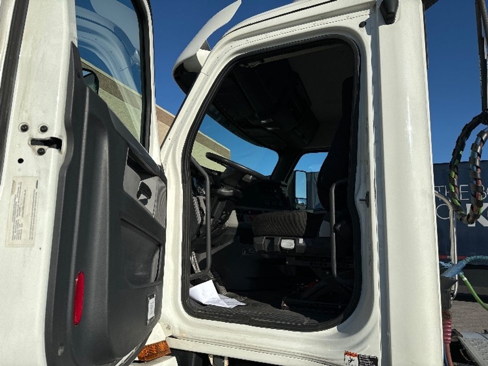 Day Cab Tractor-Heavy Duty Tractors-Freightliner-2018-T12664ST-Milwaukee-WI-504,242\n\t\tmiles-$ 41,250 - Image 8