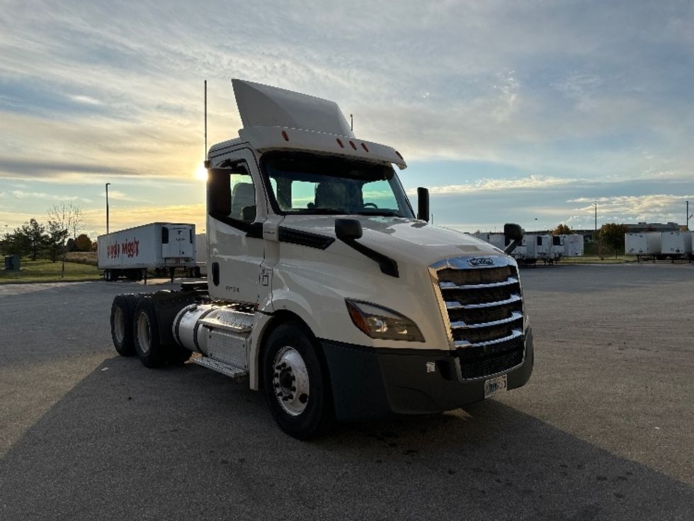 Day Cab Tractor-Heavy Duty Tractors-Freightliner-2018-T12664ST-Milwaukee-WI-504,788\n\t\tmiles-$ 41,250 - Image 1