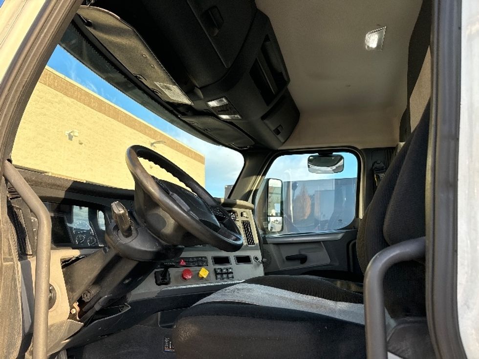 Day Cab Tractor-Heavy Duty Tractors-Freightliner-2018-T12664ST-Milwaukee-WI-504,788\n\t\tmiles-$ 41,250 - Image 10