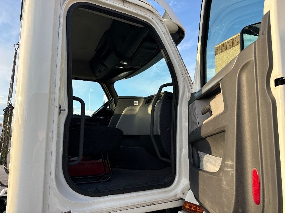 Day Cab Tractor-Heavy Duty Tractors-Freightliner-2018-T12664ST-Milwaukee-WI-504,788\n\t\tmiles-$ 41,250 - Image 12