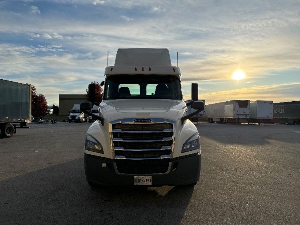 Day Cab Tractor-Heavy Duty Tractors-Freightliner-2018-T12664ST-Milwaukee-WI-504,788\n\t\tmiles-$ 41,250 - Image 2