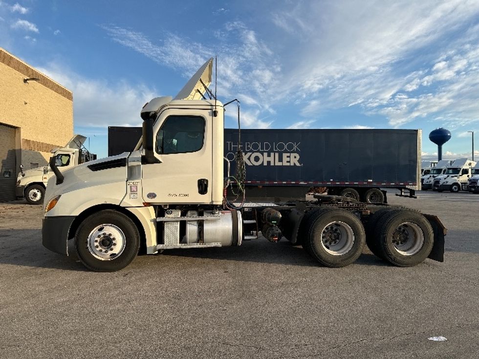 Day Cab Tractor-Heavy Duty Tractors-Freightliner-2018-T12664ST-Milwaukee-WI-504,788\n\t\tmiles-$ 41,250 - Image 4