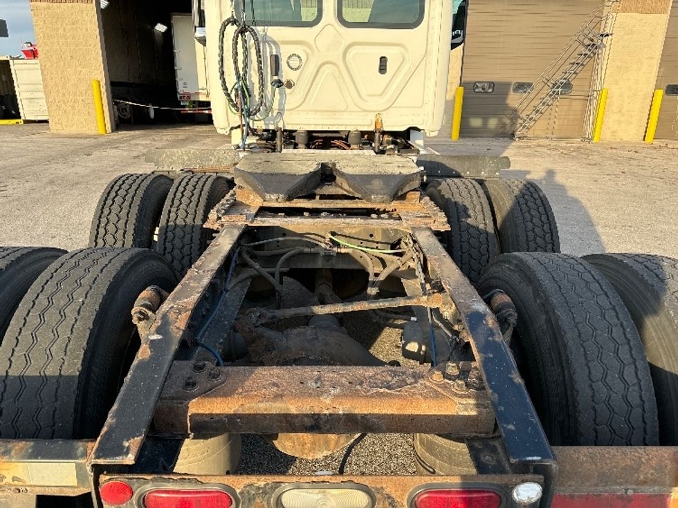 Day Cab Tractor-Heavy Duty Tractors-Freightliner-2018-T12664ST-Milwaukee-WI-504,788\n\t\tmiles-$ 41,250 - Image 6