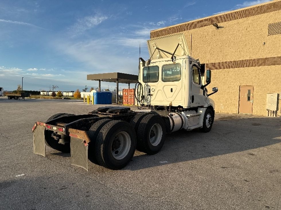 Day Cab Tractor-Heavy Duty Tractors-Freightliner-2018-T12664ST-Milwaukee-WI-504,788\n\t\tmiles-$ 41,250 - Image 7