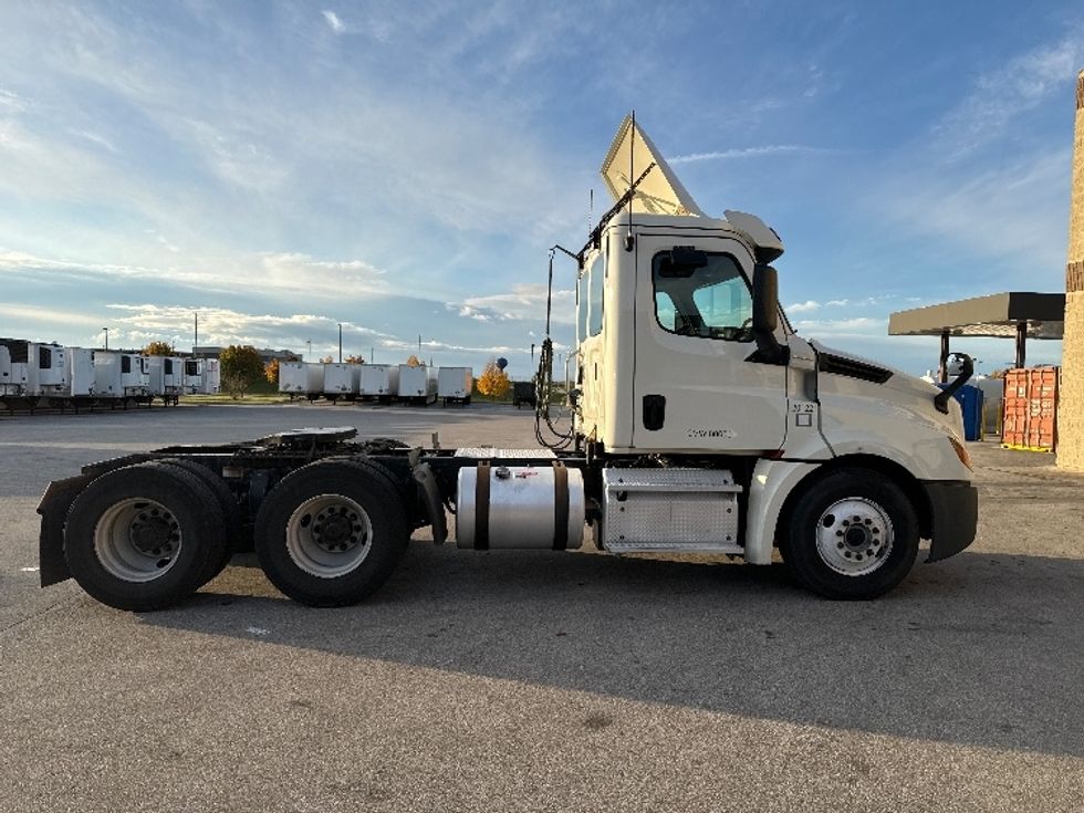 Day Cab Tractor-Heavy Duty Tractors-Freightliner-2018-T12664ST-Milwaukee-WI-504,788\n\t\tmiles-$ 41,250 - Image 8