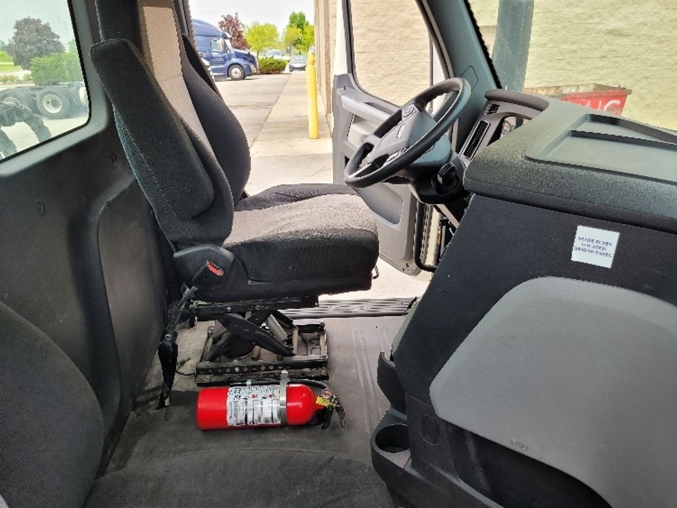 Day Cab Tractor-Heavy Duty Tractors-Freightliner-2018-T12664ST-Milwaukee-WI-505,513\n\t\tmiles-$ 41,750 - Image 14