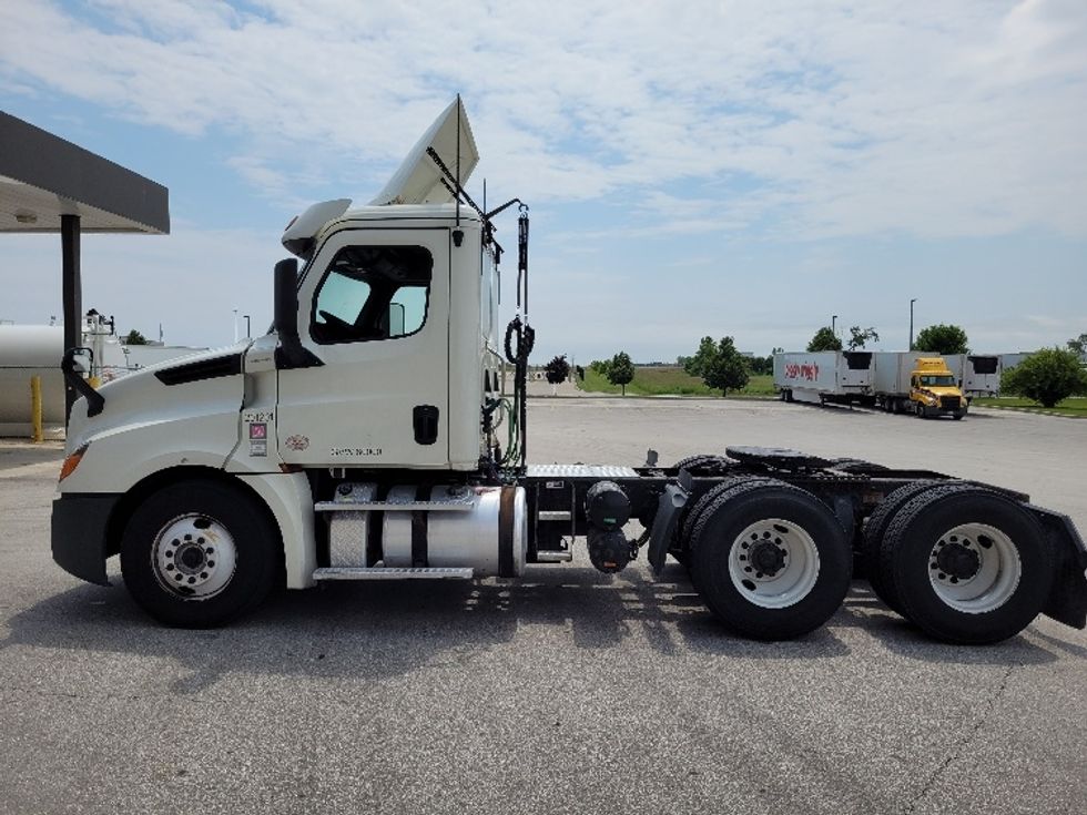 Day Cab Tractor-Heavy Duty Tractors-Freightliner-2018-T12664ST-Milwaukee-WI-505,513\n\t\tmiles-$ 41,750 - Image 4