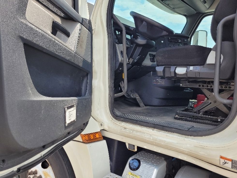 Day Cab Tractor-Heavy Duty Tractors-Freightliner-2018-T12664ST-Milwaukee-WI-505,513\n\t\tmiles-$ 41,750 - Image 9