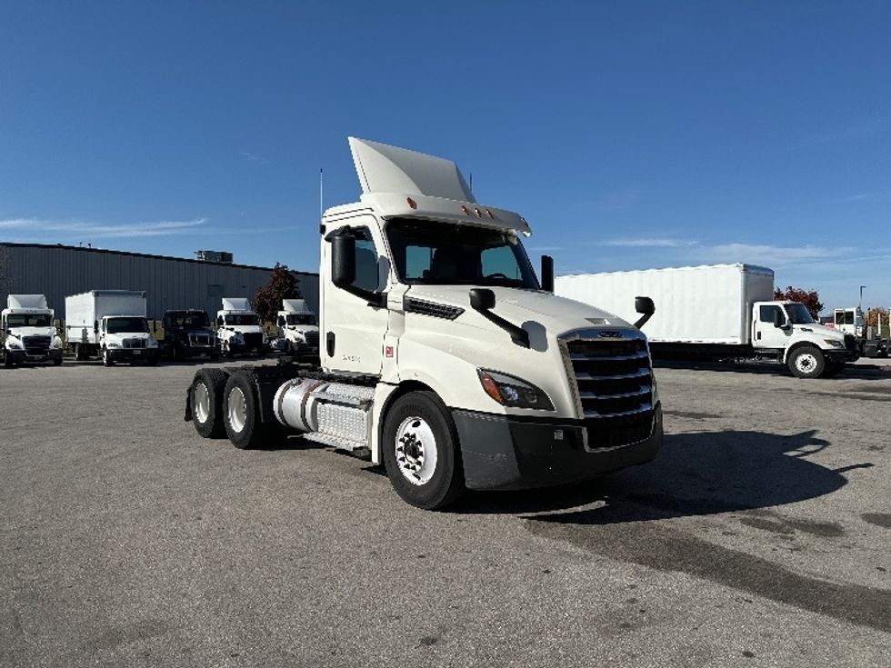 Day Cab Tractor-Heavy Duty Tractors-Freightliner-2018-T12664ST-Milwaukee-WI-506,432\n\t\tmiles-$ 41,250 - Image 1